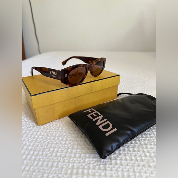 FENDI ROMA SUNGLASSES - Picture 1 of 14